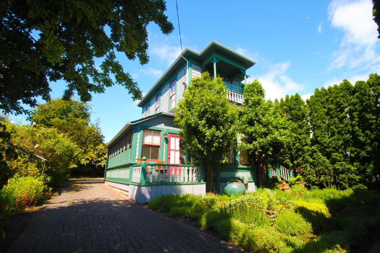 Spinnakers Gastro Brewpub & Guesthouses Victoria Exteriör bild